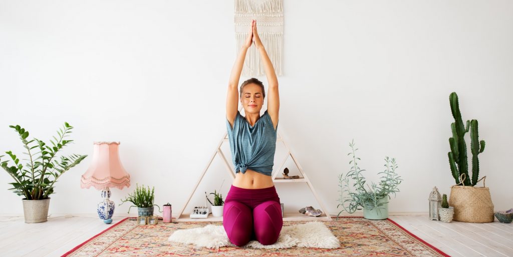 Frau beim Yoga