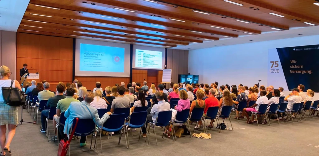 Dr. Butz unterrichtet an der Uniklinik Regensburg Dr. Martin Butz am Rednerpult bei der KZVB-Fortbildung „Digitalisierung in der Zahnarztpraxis" in München